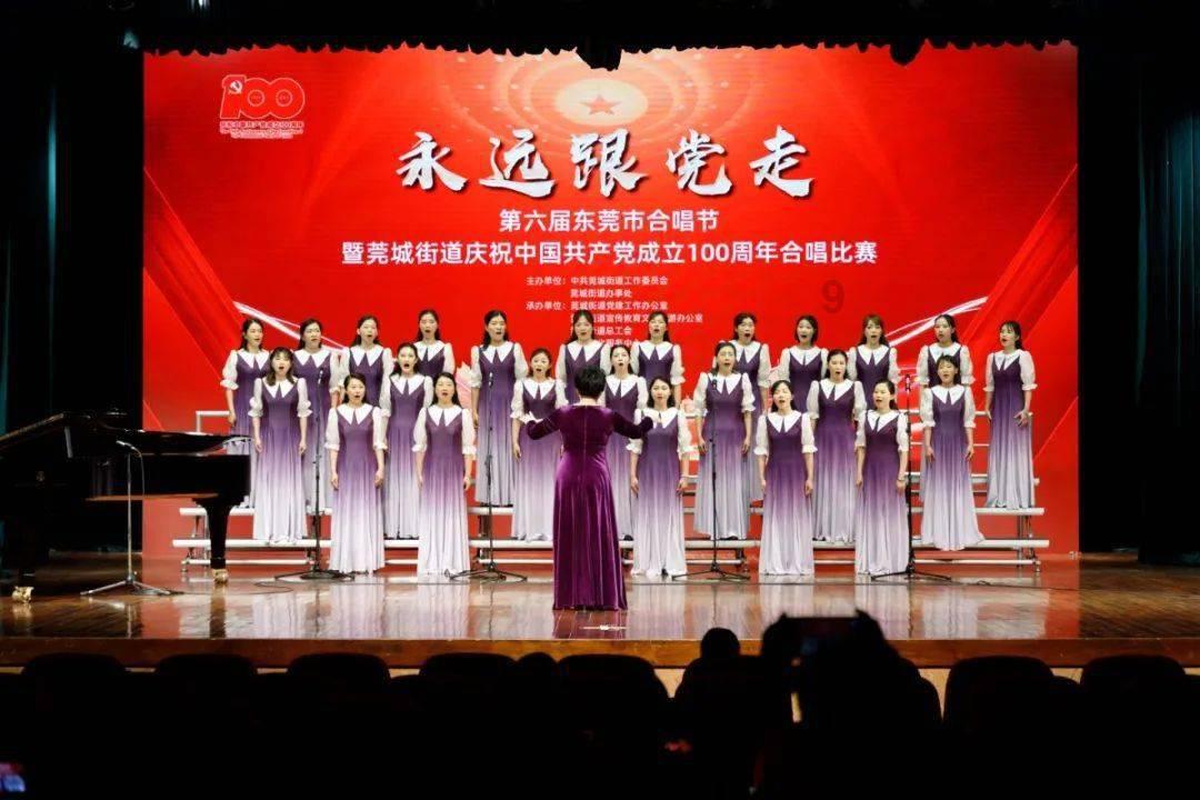 公交“让”出温情斑马线