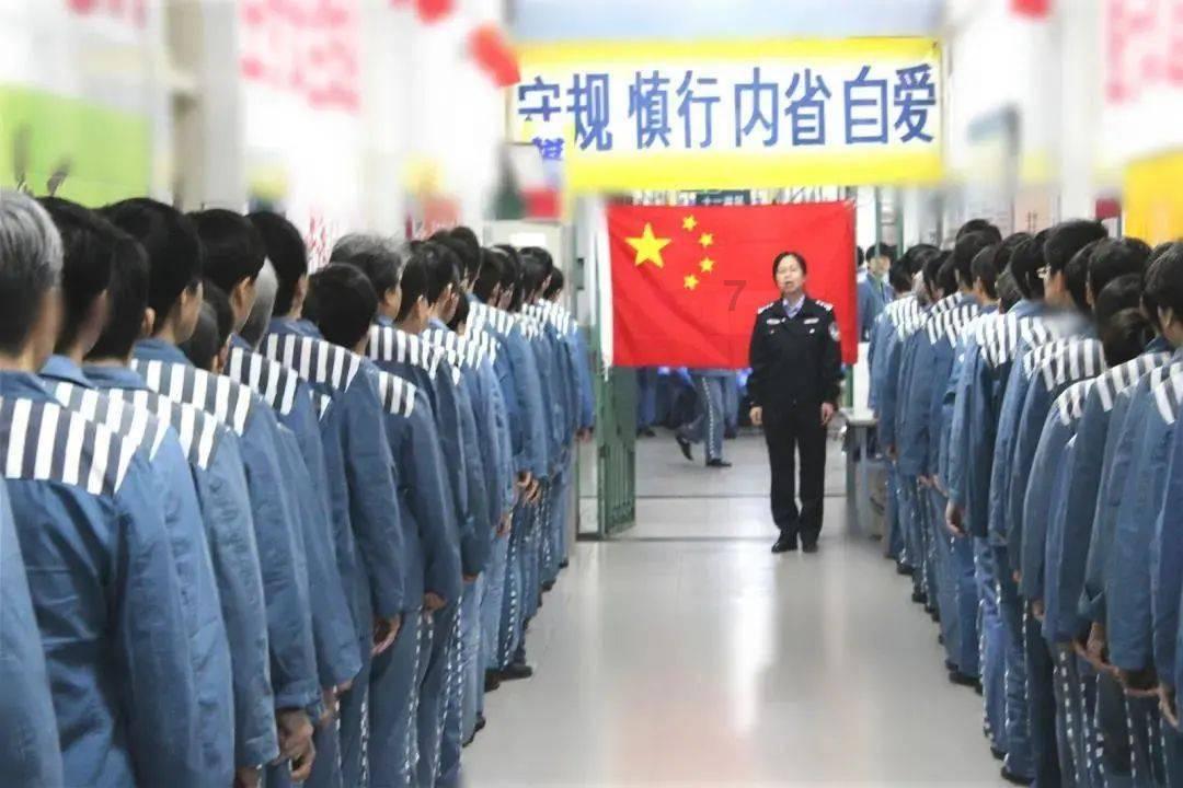 一楼业主霸占公共绿地 竟绕楼私搭一圈阳光房!